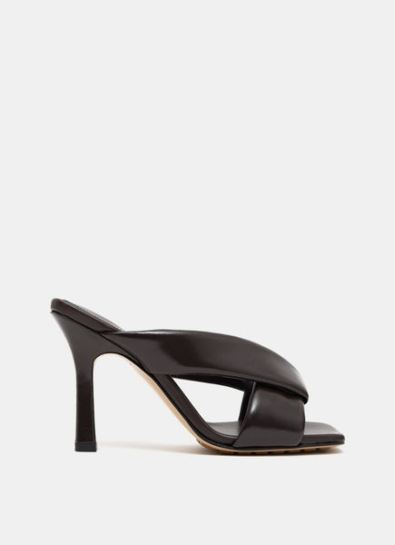 サンダル・ミュール BOTTEGA VENETA IVORY LEATHER RIVA MULES BOTTEGA VENETA Riva padded glossed-leather mules | NET-A-PORTER
